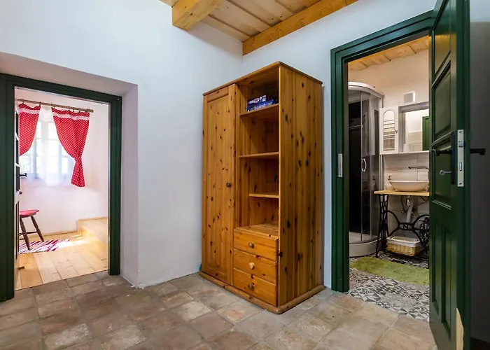 Klementina's - Happy