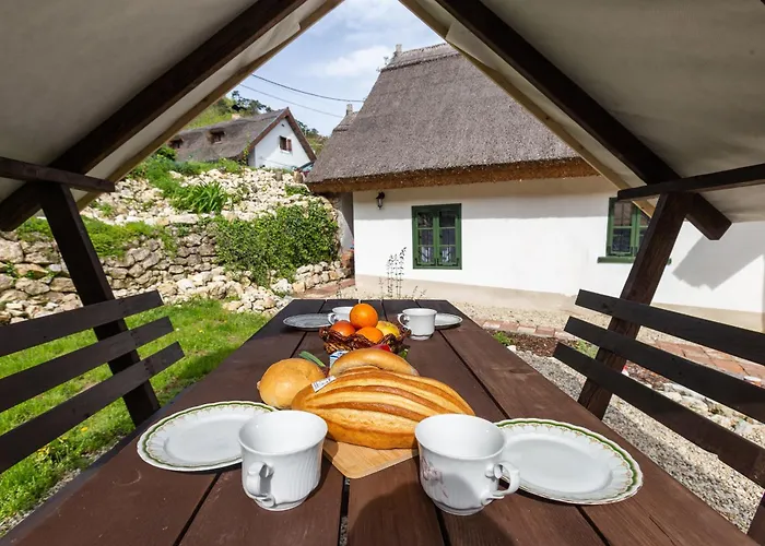 Klementina's - Happy